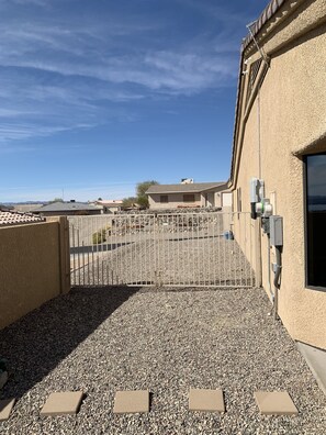 Property grounds - Awesome lake view 3 bedroom residential pool home (Lake Havasu City)