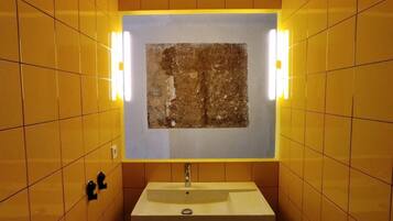 Duschwanne, Haartrockner, Handtücher, Seife