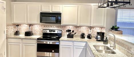 Køleskab, mikrobølgeovn, ovn, kogeplade