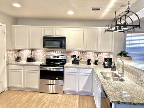 Great location SixFlags/LaCantera/UTSA/Top Golf