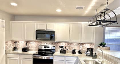 Great location SixFlags/LaCantera/UTSA/Top Golf