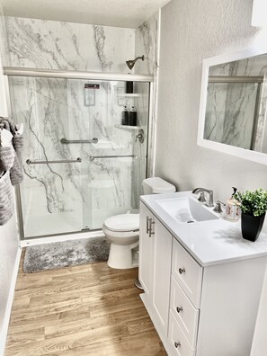 Een douche, een haardroger, handdoeken, zeep