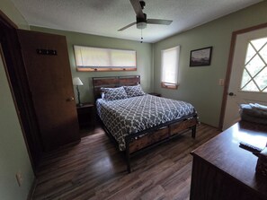 2 soverom, skrivebord, strykejern/-brett og wi-fi (inkludert)