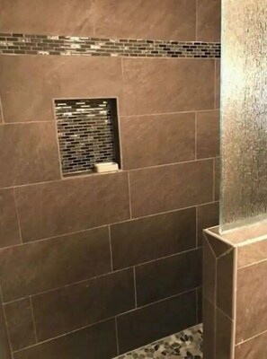 Banheira, secador de cabelo, toalhas de banho, sabonete
