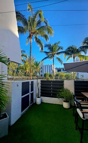 Outdoor dining - Private and Fully equipped and furnished Family House Facing the Beach (Flic en Flac)