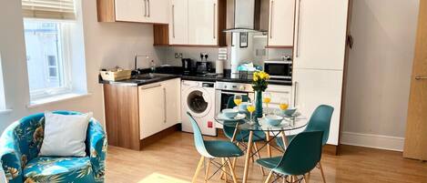 Een koelkast, een microgolfoven, een oven, een kookplaat