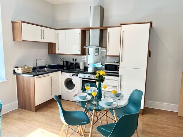 Een koelkast, een microgolfoven, een oven, een kookplaat