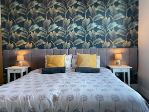 2 Schlafzimmer, Schreibtisch, Bügeleisen/Bügelbrett, Reisekinderbett