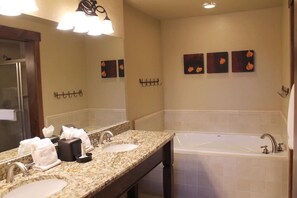 Badewanne, Handtücher, Toilettenpapier
