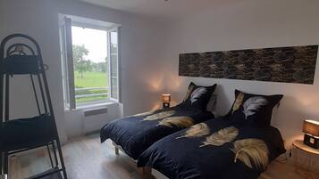 4 bedrooms, iron/ironing board, free WiFi, bed sheets