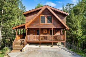 Exterior - 5 Star rated cabin, 2 min to Pigeon Forge, Pet-friendly, HotTub, Game room, Pool (Pigeon Forge)