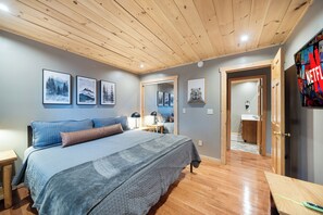 4 bedrooms, desk, iron/ironing board, free WiFi - 5 Star rated cabin, 2 min to Pigeon Forge, Pet-friendly, HotTub, Game room, Pool (Pigeon Forge)