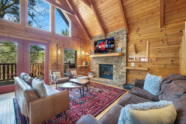 Smart TV, fireplace, video games, DVD player - 5 Star rated cabin, 2 min to Pigeon Forge, Pet-friendly, HotTub, Game room, Pool (Pigeon Forge)
