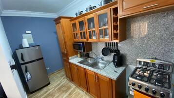 Réfrigérateur, micro-ondes, plaque de cuisson, cafetiÚre/bouilloire