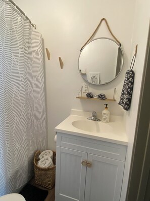 Combined shower/bathtub, towels, soap, shampoo