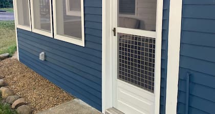 Cozy Cottage walking distance to Downtown!