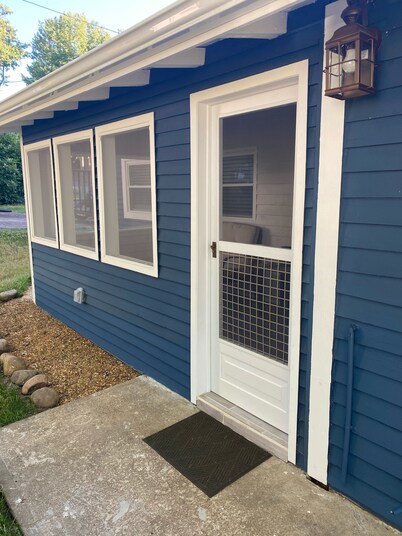 Cozy Cottage walking distance to Downtown!