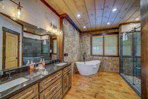 Hair dryer, towels - Luxury mountain-view home with private hot tub and pool table - snowbirds OK (Blue Ridge)