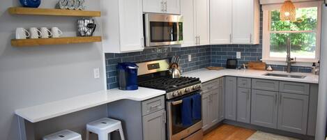 Réfrigérateur, four à micro-ondes, un four, surface de cuisson