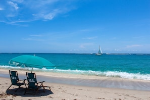 Beach - Modern condo near towering palms with beach decor, grill, & yard - walk to beach (Riviera Beach)
