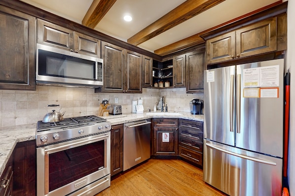 Refrigerador, microondas, horno y parrilla de estufa