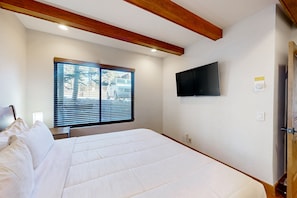 3 habitaciones, tabla de planchar con plancha, internet y ropa de cama