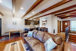 Televisión, chimenea y libros