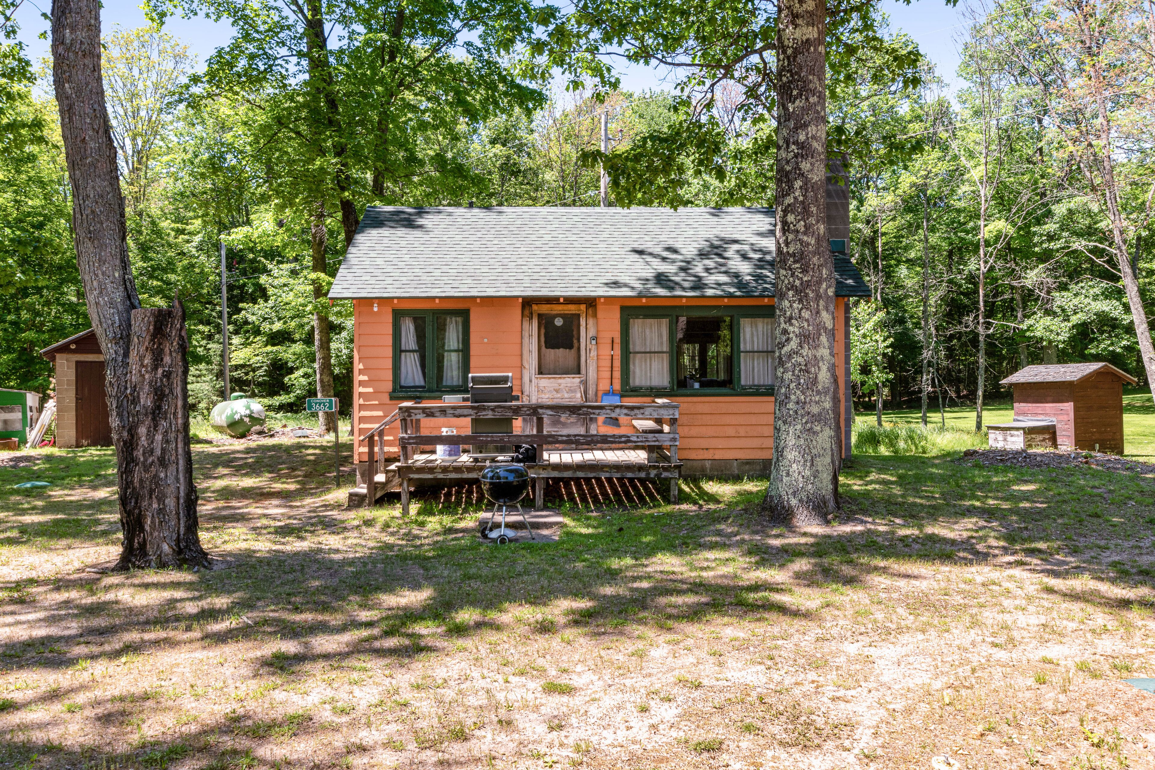 Lakefront cabin at Scott’s Twin Lake Resort with swimming beach, docks & firepit