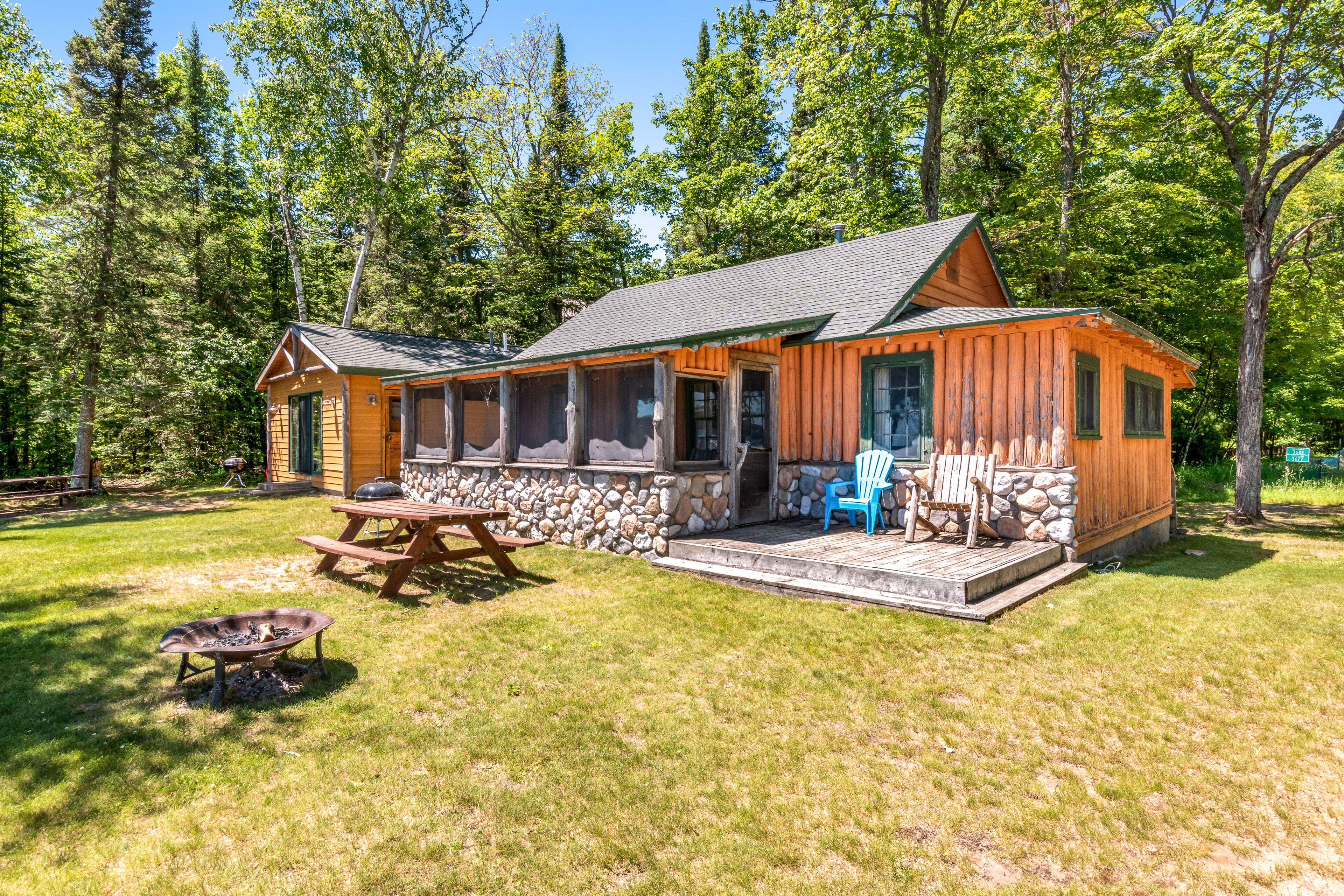 All-season lakefront cabin at Scott’s Twin Lake Resort with sunroom, beach, dock