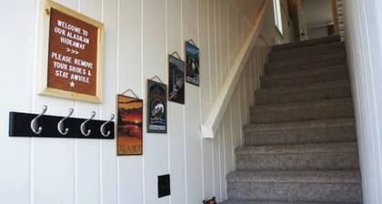 Private Cozy Alaskan Hideaway- 5 mins from lakes