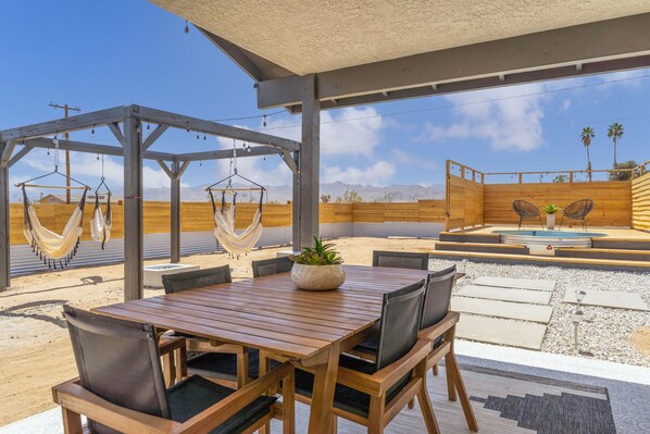 Outdoor dining - ❤NEW 15% DISCOUNT❤Stock Tank Pool❤Hot Tub❤Hammocks (Joshua Tree)