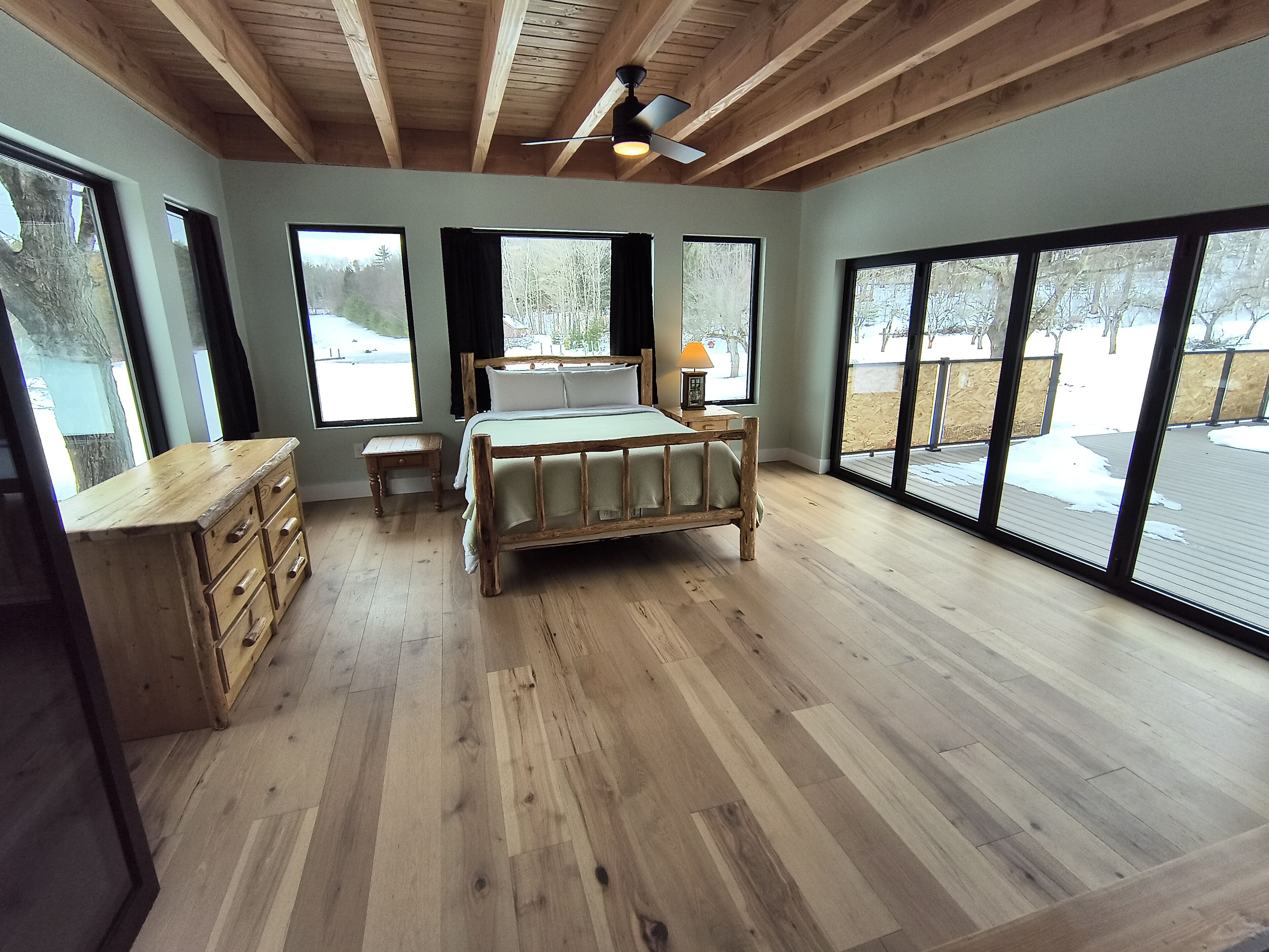 4 soverom, strykejern/-brett, internettilgang og sengetøy