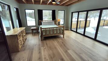 4 soverom, strykejern/-brett, internettilgang og sengetøy