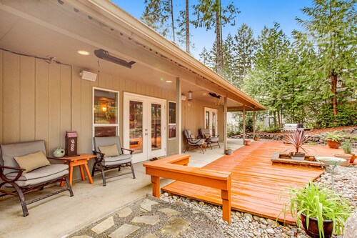 Fairway-view home with deck, grill, central AC, game room, Ping-Pong, & WiFi