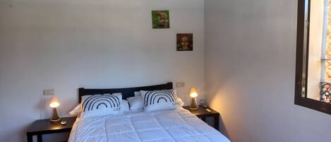 2 makuuhuonetta, silitysrauta/-lauta, ilmainen Wi-Fi, vuodevaatteet