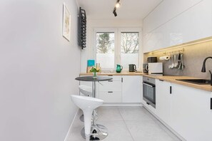 Kjøleskap, ovn, kokeplater og oppvaskmaskin