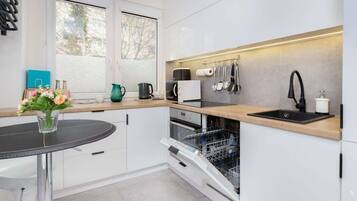 Fridge, oven, stovetop, dishwasher