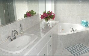 Combined shower/bathtub, jetted bath, towels