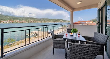 Beach House Joy - charmante Villa am Wasser mit beheiztem Pool für 8 Gäste