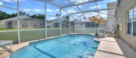 حمّام سباحة مُدفَّأ