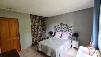 1 bedroom, travel crib, free WiFi, bed sheets