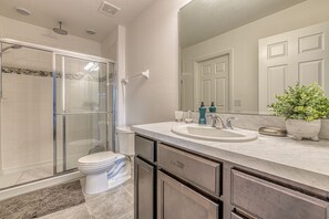 Combined shower/tub, hair dryer, towels