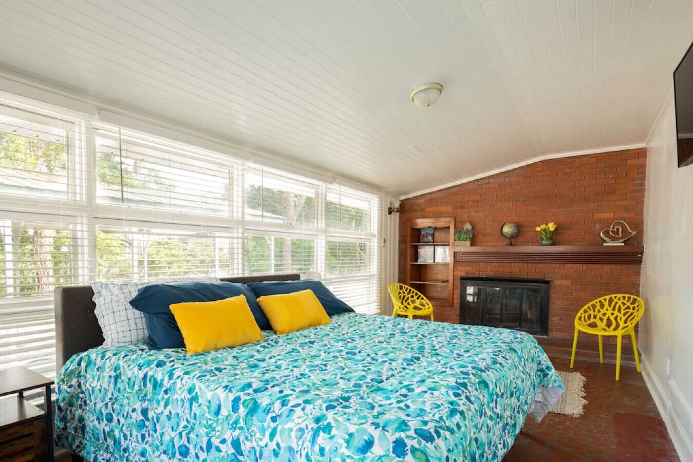 5 bedrooms, desk, iron/ironing board, travel crib