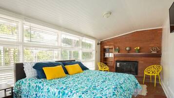 5 bedrooms, desk, iron/ironing board, travel crib