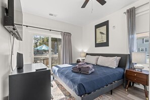 4 bedrooms, desk, iron/ironing board, travel cot - A · New 4Br King Beds Steps to Beach &2nd Pier #A (Myrtle Beach)