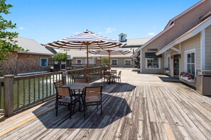 Outdoor dining - A · New 4Br King Beds Steps to Beach &2nd Pier #A (Myrtle Beach)