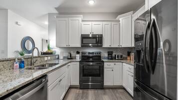 Geladeira, micro-ondas, fogão, cooktop