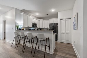 Fridge, microwave, oven, stovetop - C · Modern 4BR Ground Level King Beds Steps 2 Beach #C (Myrtle Beach)