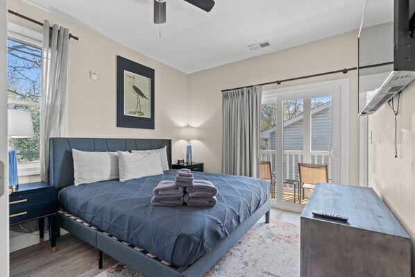 4 chambres, bureau, fer et planche à repasser, lit parapluie