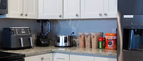 冷蔵庫、電子レンジ、オーブン、コンロ